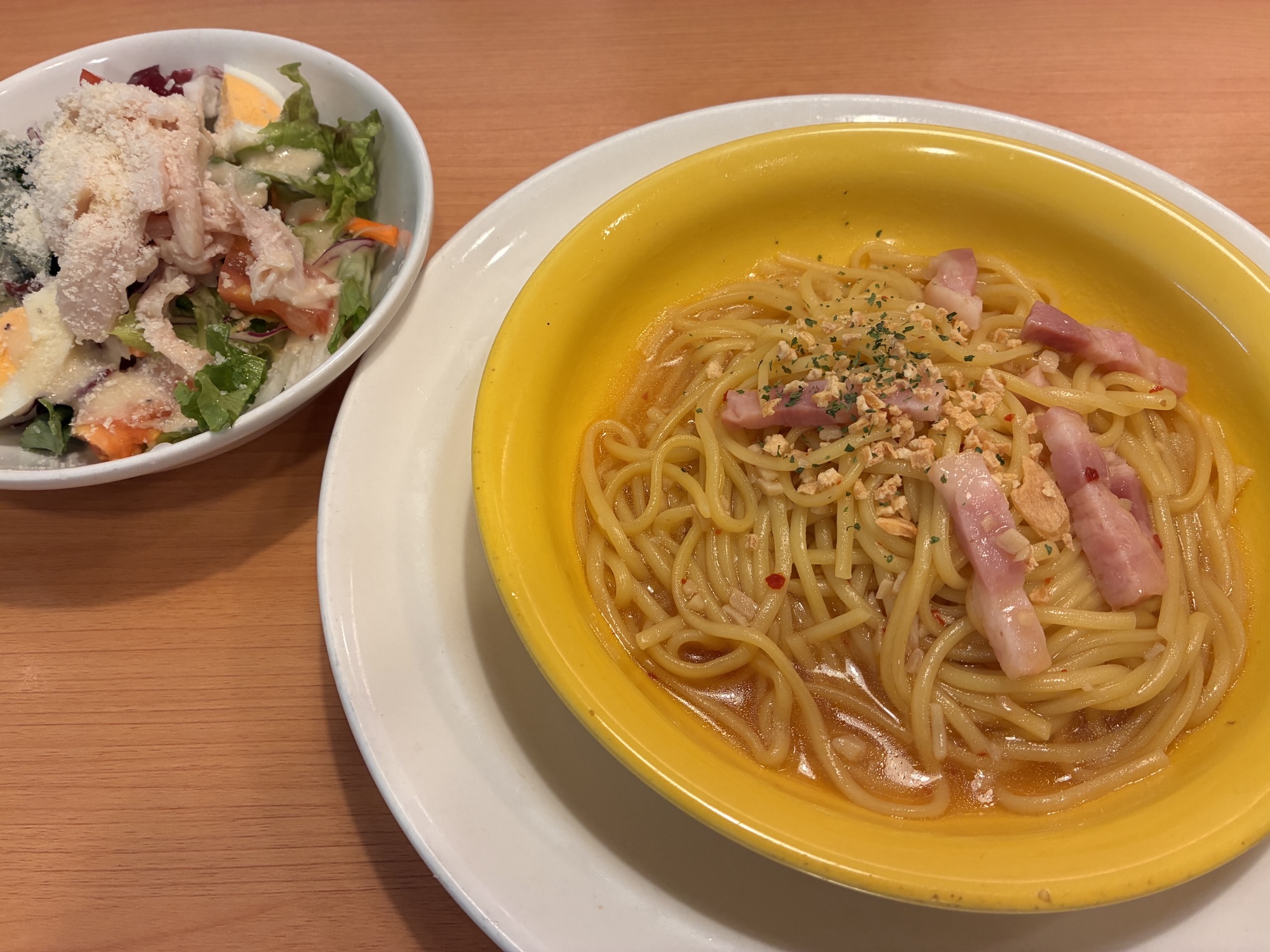 パスタとサラダの画像
