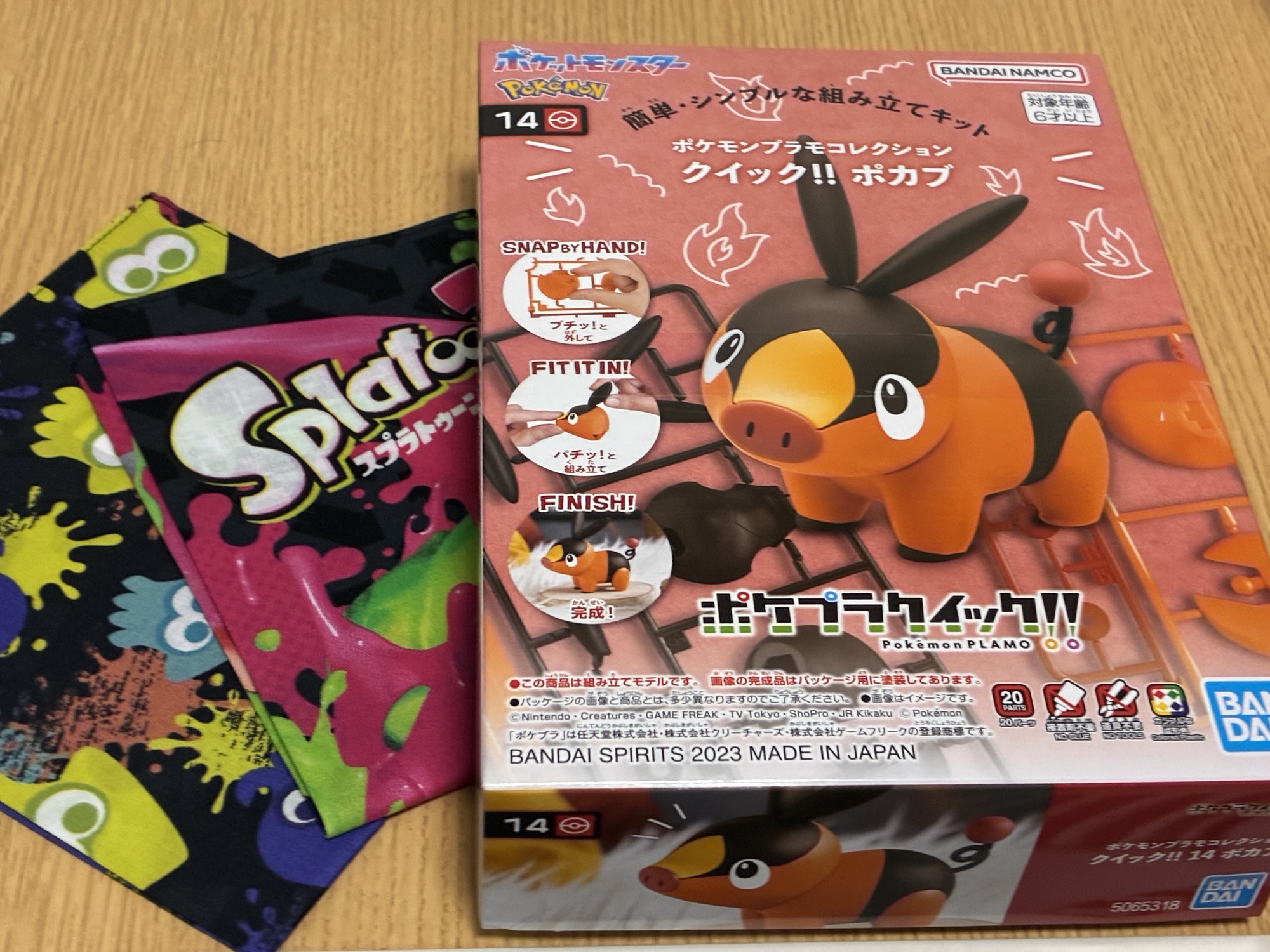 ポカブのプラモデルとスプラトゥーンのハンカチの画像